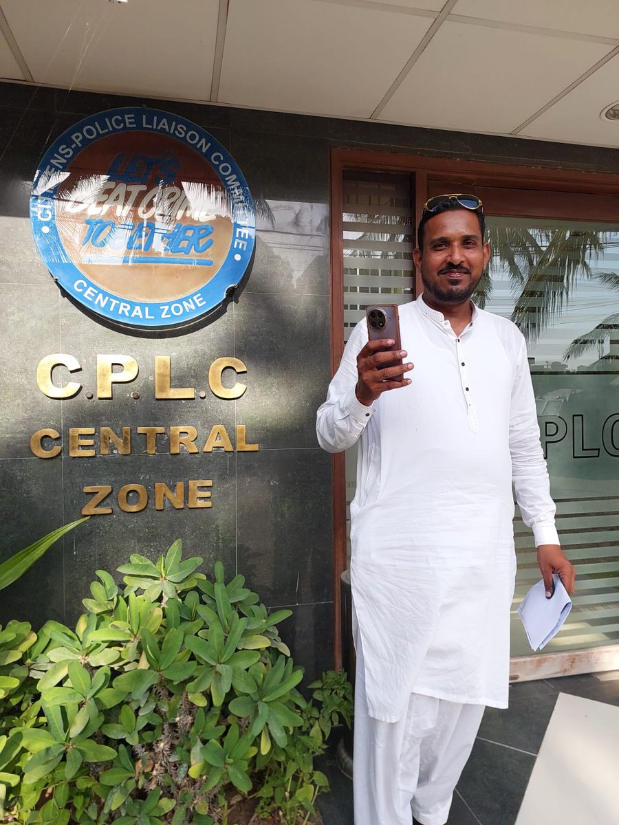 CPLCSindh's tweet photo. CPLC ZRC Central handing over stolen/lost/snatched mobile set to its rightful owner. To register your stolen/lost/snatched mobile complaint, call our 24/7 helpline 1102 or visit our website at complaints@cplc.org.pk
#CPLCSindh #CPLCCentral #CPLCMobileRecovery #ReclaimYourMobile https://t.co/TbOTfpX7QR