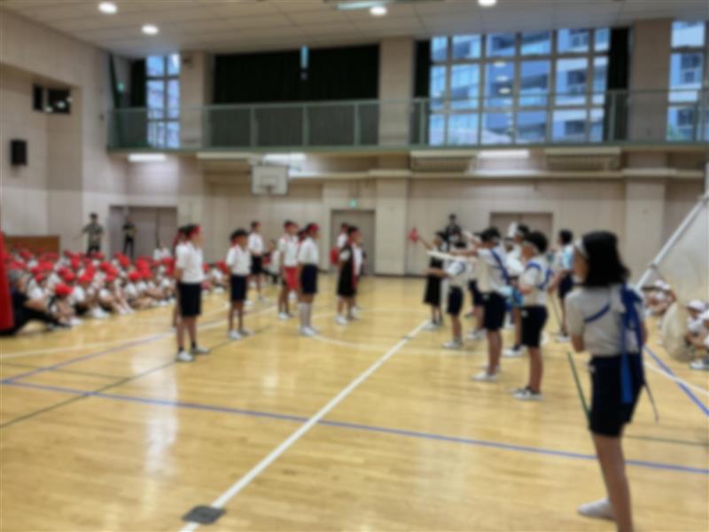 azabues's tweet photo. 応援団全体練習　「応援合戦」
来週末の運動会に向けて、２１日（木）には全校での練習が行われました。「応援合戦」では、応援団の凛々しい掛け声のもと、体育館中に大きな声援が響き渡りました。赤組、白組が互いにエールを送り合い、運動会に向けてさらに気持ちを高めていました。 https://t.co/9gri5bHEvd