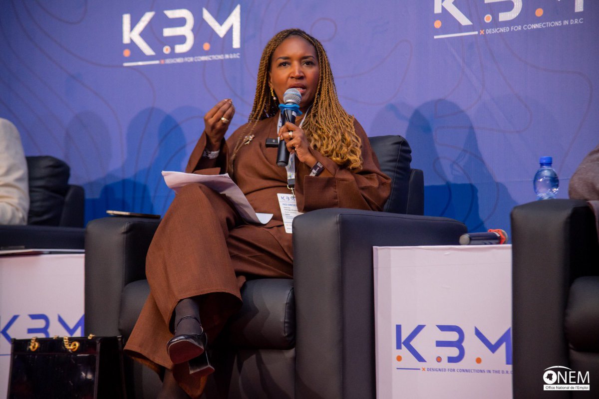 onem_cd's tweet photo. 📍Kolwezi, 21 mai 2026 #KBM2026

L’#ONEM lance les Job Days au KBM 2026. 

Les activités des Job Days ont été officiellement lancées ce jeudi à l’Assemblée provinciale du Lualaba, en marge du Katanga Business Meeting (KBM 2026), par l’Office National de l’Emploi (ONEM), avec l’appui de @Enabel_en_RDC 

Cette initiative s’inscrit dans la dynamique de promotion de l’emploi, du développement des compétences et de l’accompagnement des jeunes demandeurs d’emploi face aux opportunités économiques offertes par le développement du Grand Katanga.

Représentant le Directeur Général de l’ONEM, Me Fanon Beya, Madame Patricia Virunga a procédé au lancement officiel des activités. Elle a également pris part au workshop organisé autour du thème : « Investir dans le développement des compétences pour accélérer la croissance économique du Grand Katanga ».

Dans son intervention, Madame Patricia Virunga a souligné l’importance du renforcement du capital humain comme levier essentiel de compétitivité, d’inclusion économique et de création d’emplois durables dans la région.

Les échanges ont réuni plusieurs acteurs institutionnels, des experts en formation professionnelle, des responsables d’entreprises ainsi que des partenaires techniques et financiers engagés dans la promotion de l’employabilité et du développement économique.

Parallèlement au workshop, les équipes de l’ONEM ont lancé une vaste opération d’enregistrement des demandeurs d’emploi sur la plateforme numérique  https://t.co/syCVxcjKco￼, permettant aux jeunes et aux chercheurs d’emploi d’accéder plus facilement aux opportunités professionnelles et aux services de placement.

À travers ces activités organisées dans le cadre du KBM 2026, l’ONEM réaffirme sa volonté de moderniser le marché de l’emploi en République démocratique du Congo et de rapprocher davantage les opportunités des populations, particulièrement des jeunes du Grand Katanga.
@Presidence_RDC 
@PrimatureRDC 
@MinEmploiTraRDC 
@FECRDC 
@jeunesseEP_RDC 
@Enabel_en_RDC 
@fanon_beya