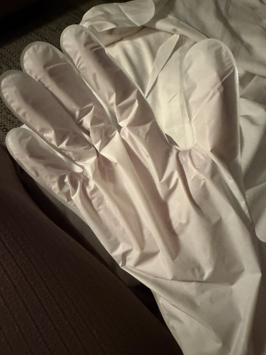 PinkMariCh's tweet photo. Why do hand masks always look like someone came in a glove ? https://t.co/3dcMmJl5xb