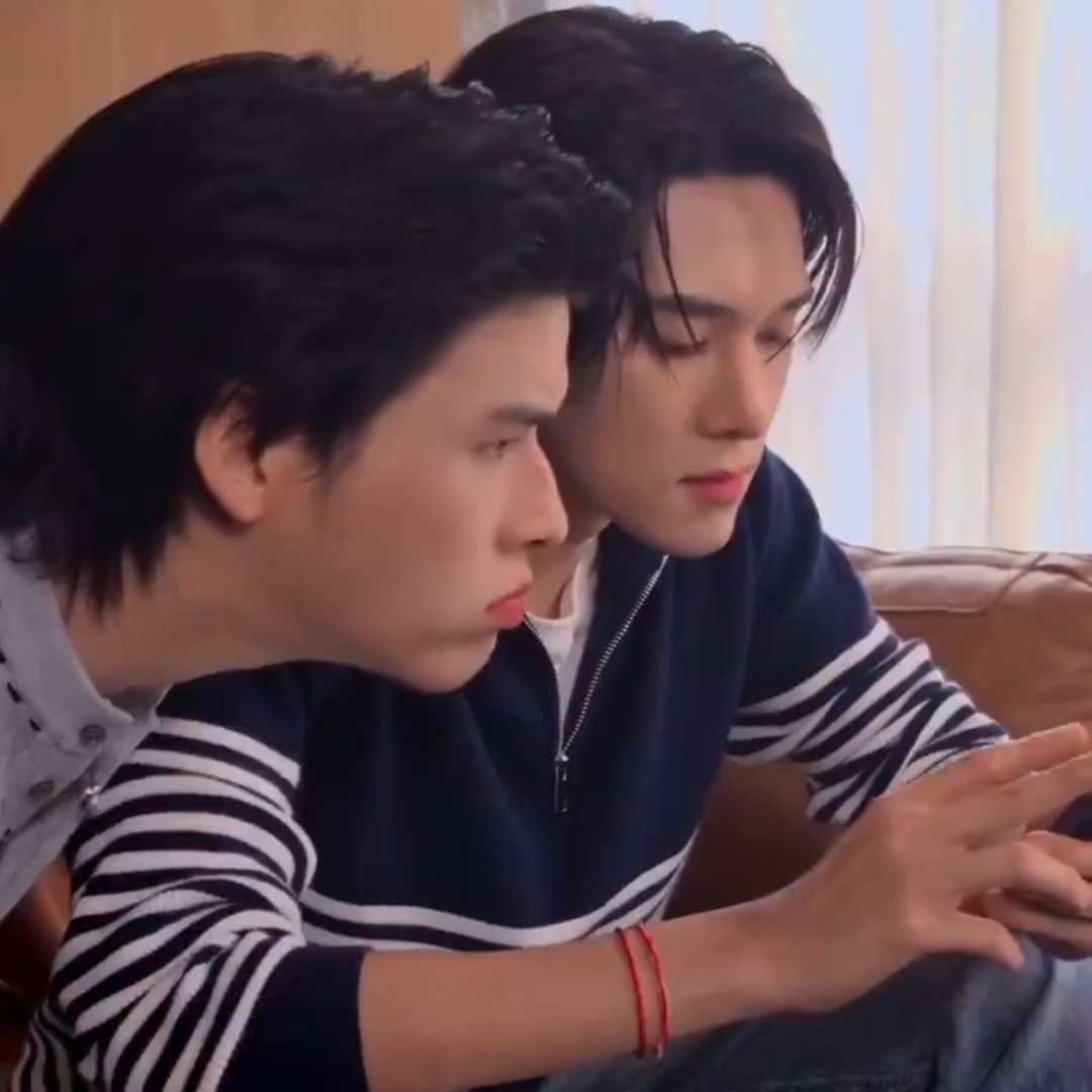 iminatwt's tweet photo. "what are you doing?"

"texting"

"texting WHO??" https://t.co/tiqhgTVW27
