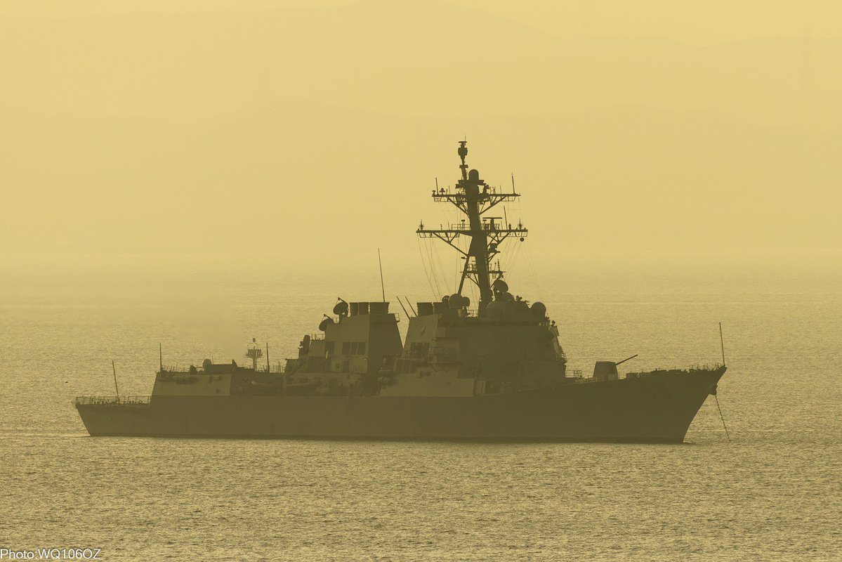 某日、明け方の横須賀沖に錨泊するアメリカ海軍ミサイル駆逐艦シャウプ