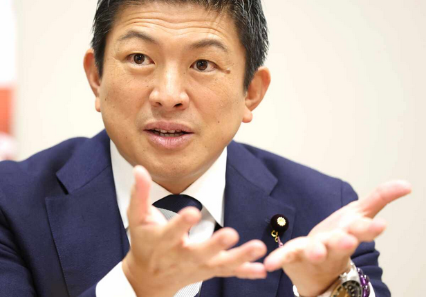hoshusokuhou's tweet photo. 参政・神谷代表、立候補者の帰化歴公開を求める「有権者の判断材料」
高市首相「慎重に考える必要がある。帰化した方は日本人だから」

■考察
海外で身分偽装や帰化市長の工作員事件が相次いでいる今だからこそ、この議論は重要。

「帰化したら日本人」なのと、政治家としての情報公開は完全に別問題だと思う。

求められているのは綺麗ごとではなく、国の舵取りを任せる政治家の信頼性と透明性の担保。有権者が正しく判断するための材料として、候補者の経歴はできるだけ見える化してほしい。