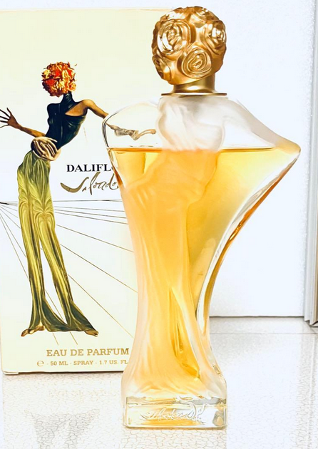 ダリの香水で1935年の作品『薔薇の頭の女（Woman with a Head of Roses