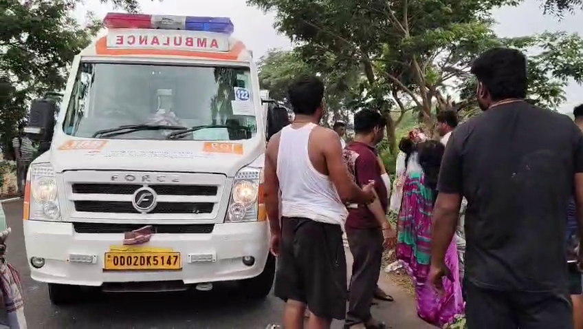 otvkhabar's tweet photo. #ଅଟୋକୁ_ଧକ୍କା_ଦେଲା_ବସ୍; #୬_ମୃତ
-ପୋଲସରା: ଅଟୋକୁ ଧକ୍କା ଦେଇ ଘୋଷାଡ଼ି ନେଲା ବସ୍; ୬ ଯାତ୍ରୀ ମୃତ
-୪ ଜଣ ଗୁରୁତର କୋଦଳା ମେଡିକାଲରେ ଭର୍ତ୍ତି
-ପୁରୁଷୋତ୍ତମପୁର ଥାନା ଲଡ଼କାପଲ୍ଲୀ ଛକ ନିକଟରେ ମର୍ମନ୍ତୁଦ ଦୁର୍ଘଟଣା
-ଦୁର୍ଘଟଣାସ୍ଥଳରୁ ବସ୍ ସହ ଡ୍ରାଇଭର ଫେରାର; ପୋଲିସର ତଦନ୍ତ
#Polasara #AutoBusAccident #HitAndRun #OTV https://t.co/RZGtEchup0
