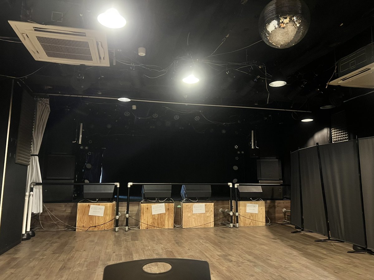 DAICHIISM's tweet photo. 本日は！
うちの月とプラネタリウムにかぎって
ツーマンライブ！！
総勢10人で声デカい人も大勢！！
一緒に騒ごう！！

その前に自分のワンマンの打ち合わせ！！
最初で最後のワンマンなのでぜひ来てほしいですー！！
チケット持ってますのでぜひお声がけください！！ https://t.co/lZ5Y8SuuLW