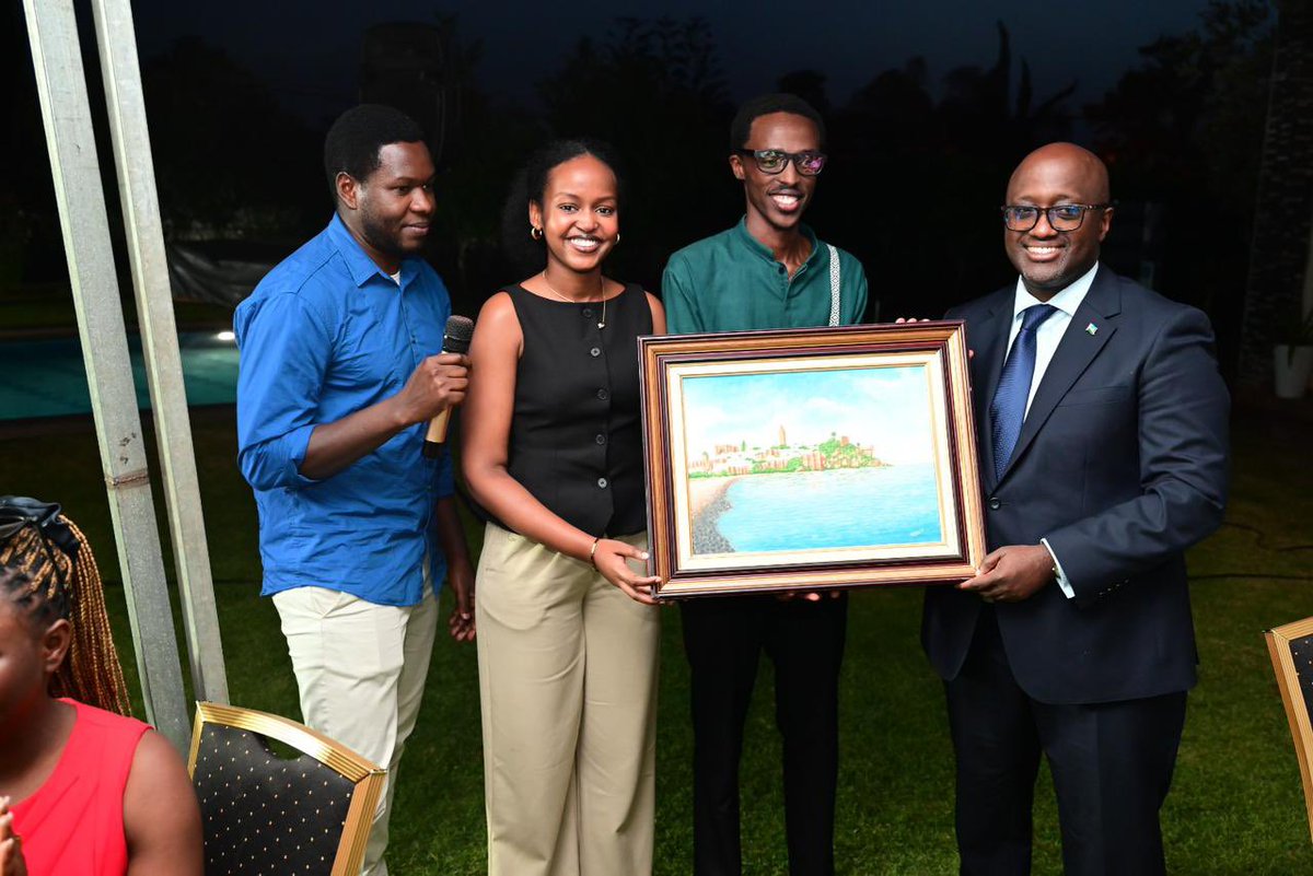 RwandainMorocco's tweet photo. Last evening in Rabat, on the occasion of his visit to Morocco, Minister @onduhungirehe, together with Amb. @umutonishakilla, hosted members of the Rwandan Community in Morocco, mainly students, for a dinner at the Residence of the Ambassador. The discussions focused on their experiences in Morocco, opportunities available to the Rwandan Community Abroad, and the importance of upholding Rwandan values, unity and patriotism, working hard, and giving back to their country.
……………………………………………

Hier soir à Rabat, à l’occasion de sa visite au Maroc, le Ministre @onduhungirehe, accompagné de l’Amb. @umutonishakilla, a reçu les membres de la communauté rwandaise au Maroc, principalement des étudiants, lors d’un dîner à la Résidence de l’Ambassadeur. Les échanges ont porté sur leurs expériences au Maroc, les opportunités offertes à la diaspora rwandaise, ainsi que sur l’importance de promouvoir les valeurs rwandaises, l’unité et le patriotisme, de travailler avec excellence et de contribuer au développement du pays.

@RwandaMFA