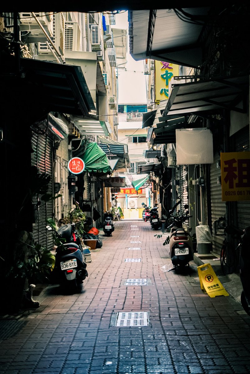 yu___tt00's tweet photo. 台南、とっても素敵な街だった。朝昼晩どこかしらローカルレストランが空いてて、肉や海鮮のシンプルな出汁スープが美味しすぎた。念願の媽祖や白黒無常にも出会えたし、金紙、冥紙を燃やすシーンにも出会えてよかった😭日本統治時代の名残もあって複雑な気持ちになったけど、次はもつと長期滞在したい https://t.co/pNbcGRDW57