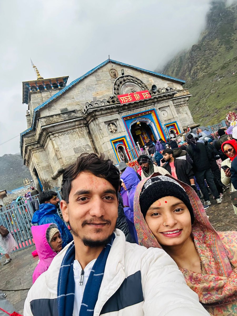 apkaSunny1998's tweet photo. 🌸🌸पूर्वजों के व माता पिता के आशीर्वाद से ईश्वर की कृपा से चार धाम यात्रा के तीसरे चरण केदारनाथ धाम में पहुँच कर आज दर्शन करने का परम सौभाग्य प्राप्त हुआ🌸🌸

जय बाबा केदारनाथ जी🚩 https://t.co/BOeGUqoS2X