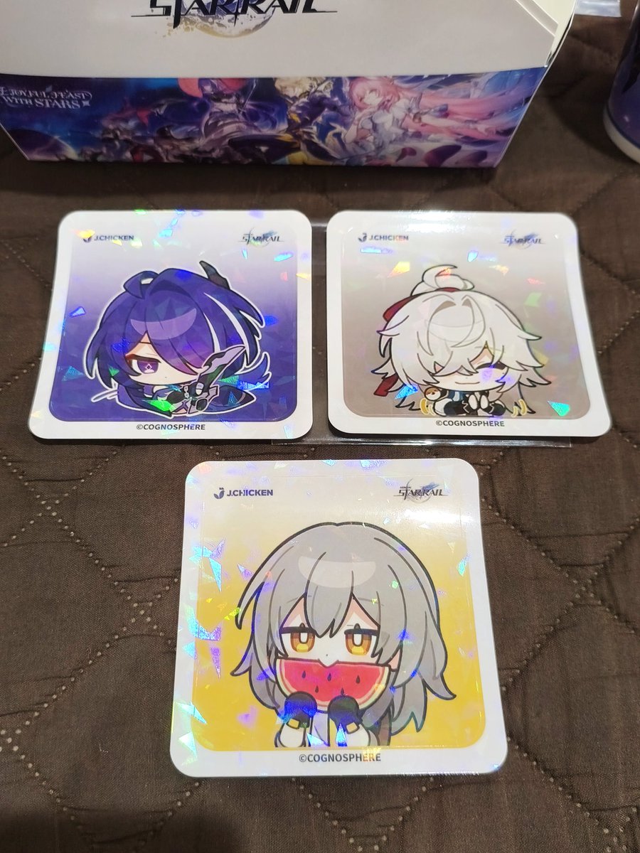 hollowbast's tweet photo. WTS HSR x JChicken Collab Merchandise set 70k
include : 
- sticker set : Acheron, Jing Yuan, Stelle
- redeem code A &amp; B (blom dipake)
- box, cup, plastik (bersih semua ya)

bisa 🍊 + fee adm : https://t.co/2sW8ICHzFo

#wts #honkaistarrail #hsr #jchicken https://t.co/f0taKJWTz4