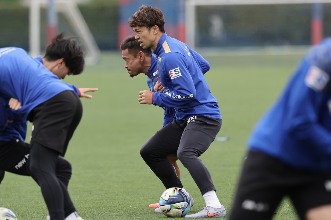 fctokyoofficial's tweet photo. 🔵TRAINING PHOTOS🔴
これまで積み上げてきたすべてをぶつける!!🔥
地域リーグラウンド最終戦、現地で #DAZN で、ともに戦いましょう🤝🔵🔴
 
#森重真人 #稲村隼翔 #俵積田晃太 #仲川輝人
#fctokyo #tokyo https://t.co/XEiutwOVGo