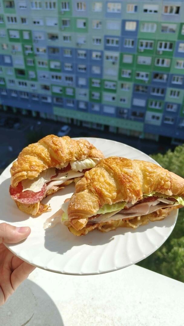 homevsfastfood's tweet photo. [Homemade] Toasted Croissant, Goat Cheese, Schwarzwälder, Hungarian Salami Sandwitch
#homemade #toastedcroissant #goatcheese #hungariansalami #sandwichlove #homecooking #food #recipes #foodpic #foodie #foodlover #cooking #hungry #goodfood #homecookingvsfastfood https://t.co/C4nzrDn7uE