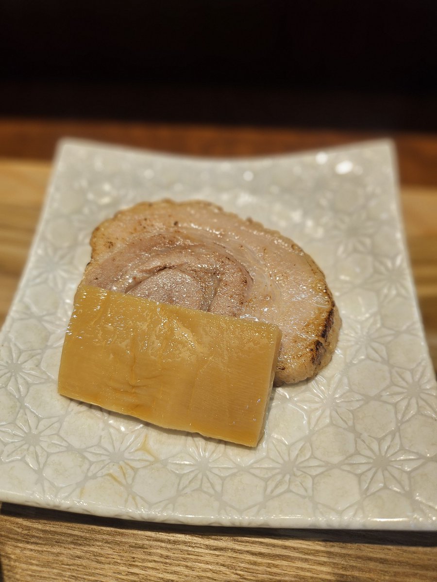 hide_812105's tweet photo. 手打式特級多加水 御影麺 鏑矢
スープ変更後の初��問
はんぺんのようなフワフワ感は変わらず、前よりもスープが麺に持っていかれなくて、スープ割り用に気を遣いながら残さなくても、しっかりスープ割りが出来た!
それでいて濃厚さも風味も大満足!
いつもの旨い麺に合わせて幸せ
美味しかった～ https://t.co/gXcouKgBYV