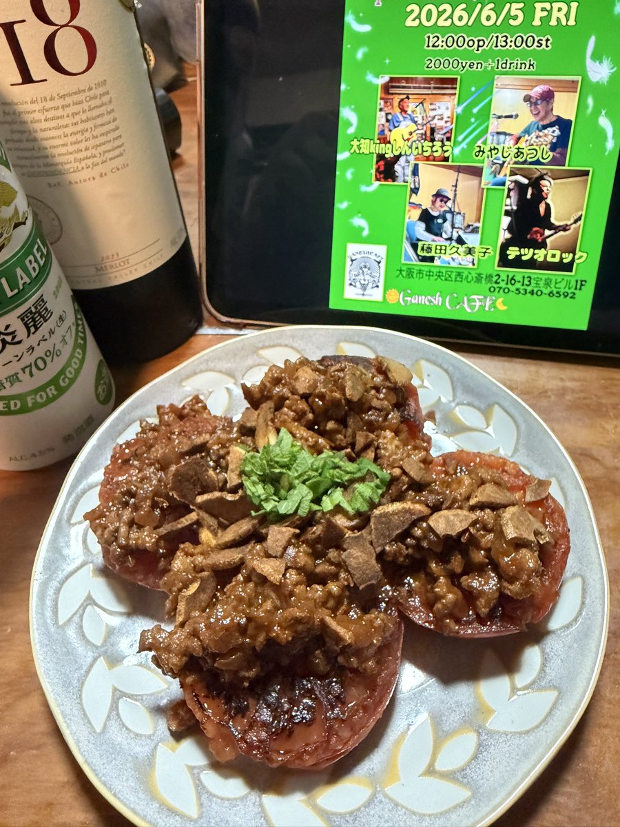 COME_SHOCK's tweet photo. 来た〜っ‼️
「TETSUOの〜今夜のアテは何ですかぁ〜？」
で、今夜のアテはフランス修行時代によく賄いで作った（←ウソです）
“トマトステーキのミートソースのせぇ〜”（ガーリックチップ増し増し）
こここれはマジ美味っ🎉
くぅ〜 バケットを買い忘れた俺のバカ😩
ってなことでThank You Rock'n Roll⚡️ https://t.co/dlgIrzsVlL