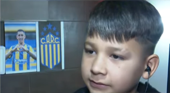 BilskyVictor's tweet photo. Yahao, un niño de 11 años de Villa Gobernador Gálvez se desempeña como barbero y asiste a sus clientes en un sector acondicionado especialmente dentro de la propiedad de su abuela.
Sueña con cortarle el pelo a Angelito https://t.co/l8I94uEOS8