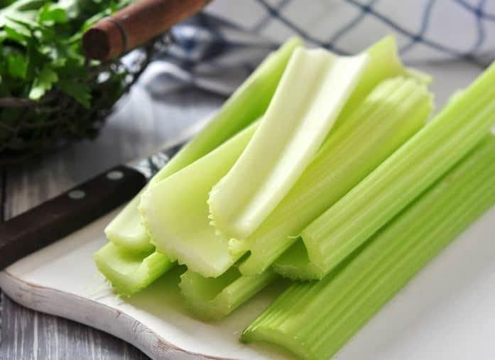 powermatrixs's tweet photo. HOW TO SCULPT YOUR FACE
(ELIMINATING TOXINS FROM WITHIN)

1. Your face is losing its shape due to silent inflammation.

Raw celery. https://t.co/v7h0NUF5PB