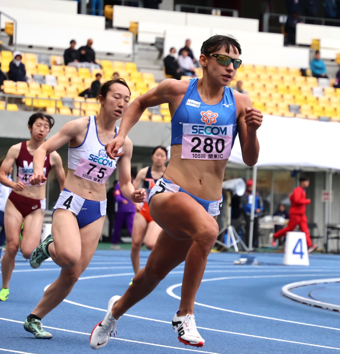 aokitknr's tweet photo. 関東インカレ女子400mは青木アリエ選手が54秒27で３連覇🥇今大会は100m、200m、4継、マイルと合わせて計５種目出場。「400が終わって解放感でいっぱい」。
４継メンバーみんなで前髪を切って「Onまゆ」に統一し、「注目してください」👀４継は1年生3人＋青木選手で２位🥈
https://t.co/vMOzCBOPve https://t.co/BA56BYjYAq