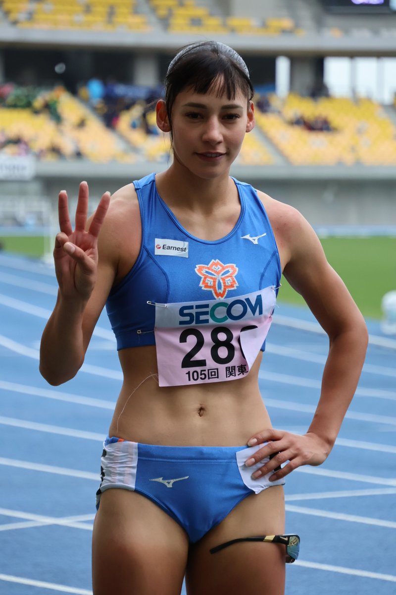 aokitknr's tweet photo. 関東インカレ女子400mは青木アリエ選手が54秒27で３連覇🥇今大会は100m、200m、4継、マイルと合わせて計５種目出場。「400が終わって解放感でいっぱい」。
４継メンバーみんなで前髪を切って「Onまゆ」に統一し、「注目してください」👀４継は1年生3人＋青木選手で２位🥈
https://t.co/vMOzCBOPve https://t.co/BA56BYjYAq