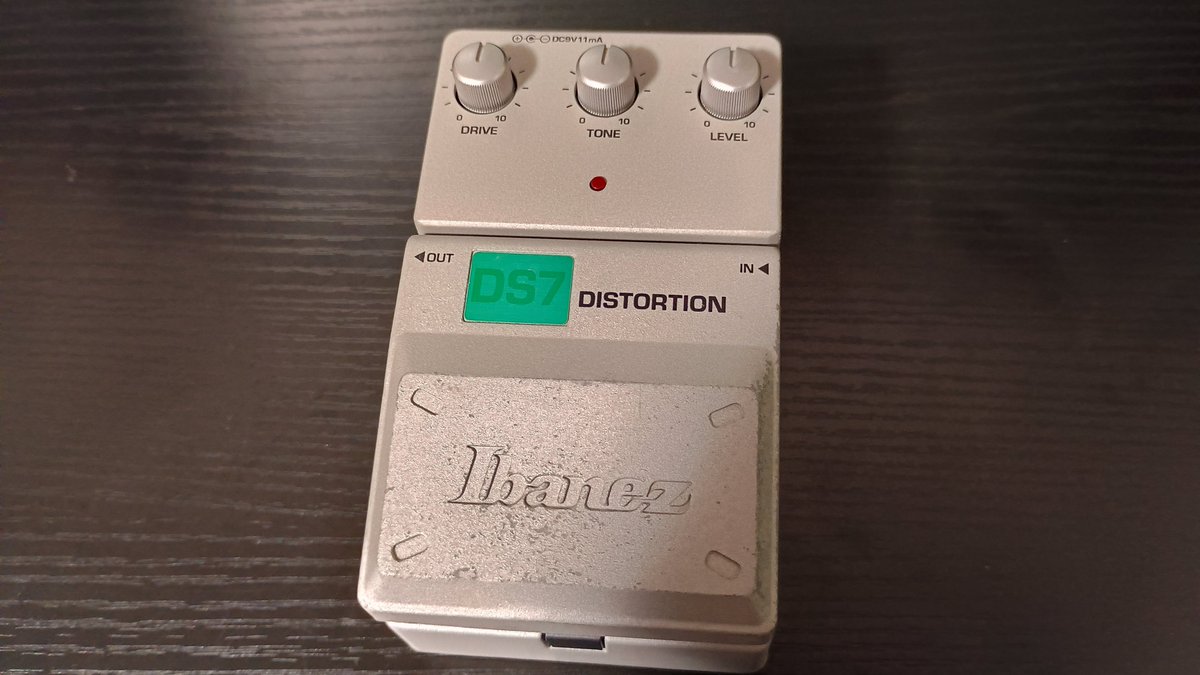 toshio_material's tweet photo. 見た目で買ったIbanezのディストーションです
ガンダムNT-1のチョバムアーマーっぽいですよね

巻弦のまとわりつき方がめっちゃ好みです
歪みのレンジは狭めですが、がっつり歪ませた音がとにかくカッコいい！
隠れた名機の一つだと思います
https://t.co/0tkxyXOI8w https://t.co/bOq8DXGanJ