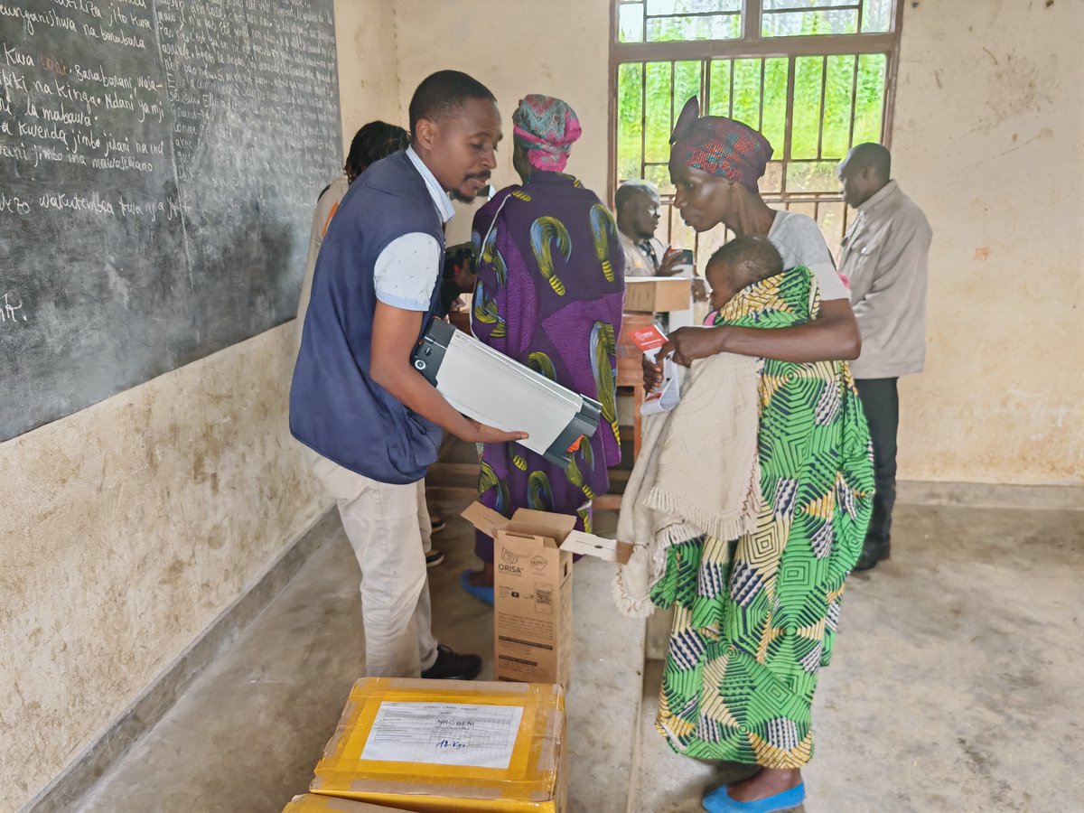 NRC_Norway's tweet photo. In parts of North Kivu, #DRCongo, access to safe drinking water is a major challenge for people returning to their homes. With support from the DRC Humanitarian Fund, we have distributed nearly 80 water filters to families, piloting solutions adapted to the volcanic landscape. https://t.co/ygDY7xmLYa
