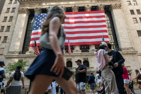 Luba_W's tweet photo. The pain of high oil prices could catch up with the economy by summertime, Julian Emanuel says. High gas prices headed toward July 4 could cause consumers to pull back on spending. Elevated oil and gas prices around Memorial Day cou https://t.co/6Pd7YUql1b https://t.co/OHIQBo4By3