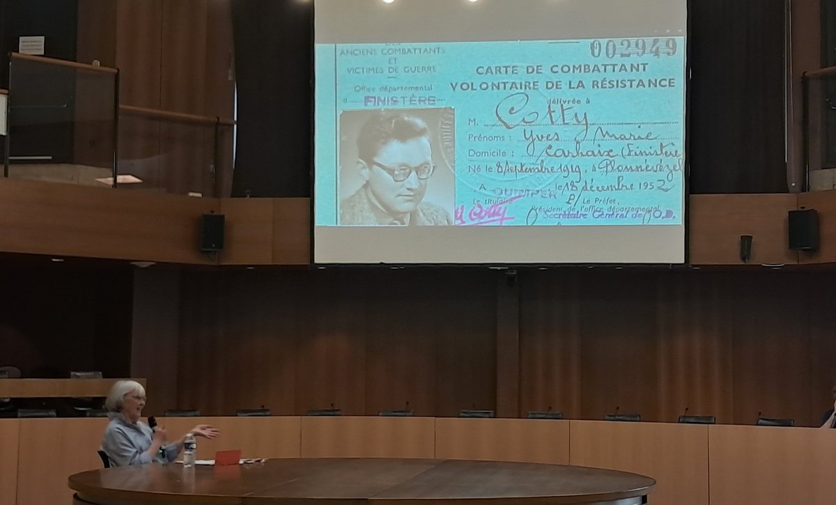 archives29's tweet photo. [EN DIRECT] Parcours Mémoriel avec les élèves de 3e du collège Yves Cotty de Moëlan-sur-Mer à la Maison du Département. Une rencontre avec Françoise Cotty la belle-fille d'Yves Cotty et Franck Pichon élu départemental. La découverte se poursuit aux @archives29. #archives https://t.co/g63UzQnBDc
