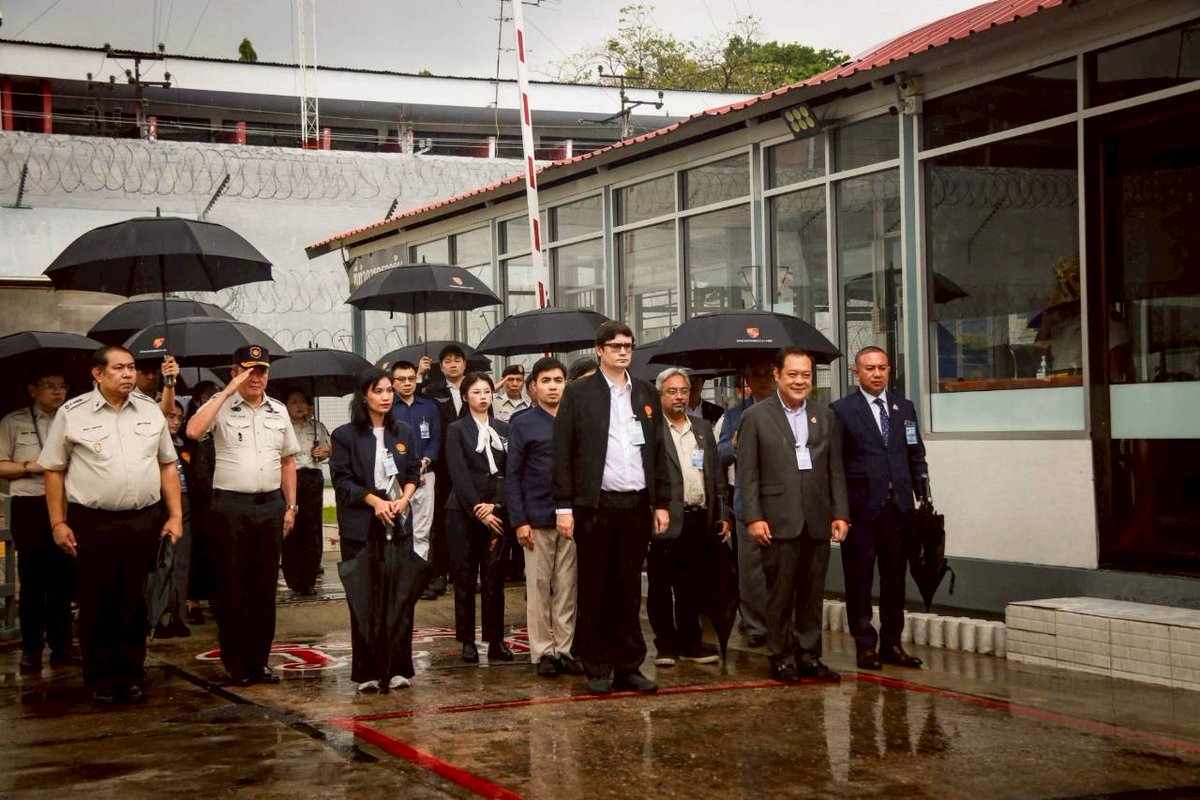 RangsimanRome's tweet photo. วันนี้คณะกรรมาธิการการกฎหมาย การยุติธรรมและสิทธิมนุษยชน ได้เข้าเยี่ยมกรมราชทัณฑ์ เพื่อพูดคุยถึงประเด็นปัญหาในระบบเรือนจำและคำถามสำคัญว่า เราจะทำอย่างไรให้คนที่พ้นโทษแล้วกลับมาใช้ชีวิตในสังคมได้อย่างยั้งยืน ซึ่งประเด็นสำคัญที่มีการหารือในวันนี้ได้แก่
• ปัจจุบันมีกฎหมายจำนวนมาก ที่ปิดกั้นโอกาสผู้พ้นโทษในการประกอบอาชีพ บางคนติดคดีเล็กน้อย แต่กลับเสียโอกาสทั้งชีวิต หางานไม่ได้ สมัครอาชีพไม่ได้ สุดท้ายจำนวนไม่น้อยต้องกลับเข้าสู่ระบบอาชญากรรมอีกครั้ง
• ปัญหานักโทษล้นคุกยังรุนแรงมาก เจ้าหน้าที่ 1 คน ต้องดูแลผู้ต้องขังประมาณ 80 คน ซึ่งห่างไกลจากมาตรฐานสากลอย่างมาก การฟื้นฟูหรือพัฒนาคุณภาพชีวิตจึงทำได้จำกัด
• ผู้ต้องหาระหว่างพิจารณาคดีจำนวนมาก ถูกคุมขังรวมกับนักโทษเด็ดขาด ทั้งที่ตามหลักกฎหมาย คนเหล่านี้ยังถือเป็นผู้บริสุทธิ์ การคุมขังลักษณะนี้ไม่เพียงขัดหลักสิทธิขั้นพื้นฐาน แต่ยังนำไปสู่การสร้างเครือข่ายอาชญากรรมภายในเรือนจำ
• ผู้ต้องขังจำนวนมากยังเข้าไม่ถึงการศึกษาขั้นพื้นฐาน ทั้งที่สิทธิในการศึกษาเป็นสิทธิพื้นฐานที่กฎหมายรับรองไว้
• ในเรื่องยาเสพติดปัจจุบันรัฐมองผู้เสพยาเป็นผู้ป่วย จึงสมควรที่จะให้การบำบัดรักษาความอย่างมีประสิทธิภาพมากกว่านี้ การผลักเข้าสู่เรือนจำเพียงอย่างเดียว นอกจากจะไม่แก้ปัญหาอาการป่วยยังอาจทำให้เกิดปัญหาต่อสังคมได้