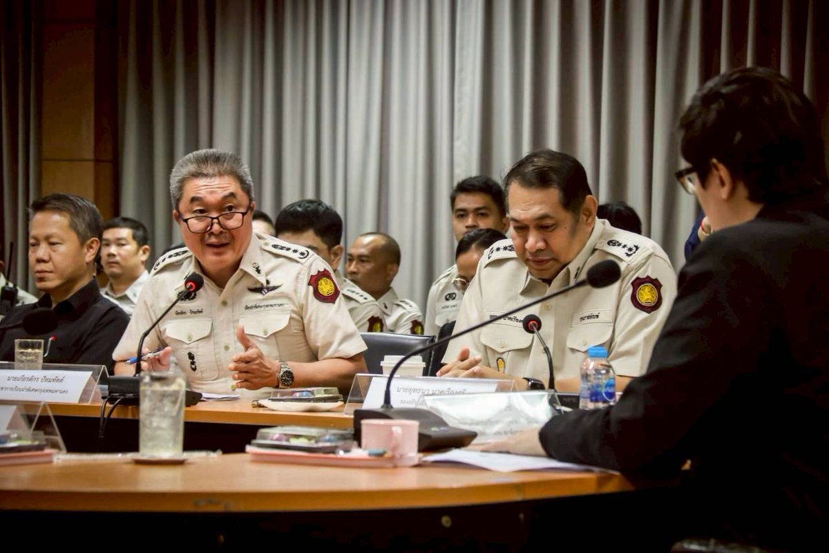 RangsimanRome's tweet photo. วันนี้คณะกรรมาธิการการกฎหมาย การยุติธรรมและสิทธิมนุษยชน ได้เข้าเยี่ยมกรมราชทัณฑ์ เพื่อพูดคุยถึงประเด็นปัญหาในระบบเรือนจำและคำถามสำคัญว่า เราจะทำอย่างไรให้คนที่พ้นโทษแล้วกลับมาใช้ชีวิตในสังคมได้อย่างยั้งยืน ซึ่งประเด็นสำคัญที่มีการหารือในวันนี้ได้แก่
• ปัจจุบันมีกฎหมายจำนวนมาก ที่ปิดกั้นโอกาสผู้พ้นโทษในการประกอบอาชีพ บางคนติดคดีเล็กน้อย แต่กลับเสียโอกาสทั้งชีวิต หางานไม่ได้ สมัครอาชีพไม่ได้ สุดท้ายจำนวนไม่น้อยต้องกลับเข้าสู่ระบบอาชญากรรมอีกครั้ง
• ปัญหานักโทษล้นคุกยังรุนแรงมาก เจ้าหน้าที่ 1 คน ต้องดูแลผู้ต้องขังประมาณ 80 คน ซึ่งห่างไกลจากมาตรฐานสากลอย่างมาก การฟื้นฟูหรือพัฒนาคุณภาพชีวิตจึงทำได้จำกัด
• ผู้ต้องหาระหว่างพิจารณาคดีจำนวนมาก ถูกคุมขังรวมกับนักโทษเด็ดขาด ทั้งที่ตามหลักกฎหมาย คนเหล่านี้ยังถือเป็นผู้บริสุทธิ์ การคุมขังลักษณะนี้ไม่เพียงขัดหลักสิทธิขั้นพื้นฐาน แต่ยังนำไปสู่การสร้างเครือข่ายอาชญากรรมภายในเรือนจำ
• ผู้ต้องขังจำนวนมากยังเข้าไม่ถึงการศึกษาขั้นพื้นฐาน ทั้งที่สิทธิในการศึกษาเป็นสิทธิพื้นฐานที่กฎหมายรับรองไว้
• ในเรื่องยาเสพติดปัจจุบันรัฐมองผู้เสพยาเป็นผู้ป่วย จึงสมควรที่จะให้การบำบัดรักษาความอย่างมีประสิทธิภาพมากกว่านี้ การผลักเข้าสู่เรือนจำเพียงอย่างเดียว นอกจากจะไม่แก้ปัญหาอาการป่วยยังอาจทำให้เกิดปัญหาต่อสังคมได้