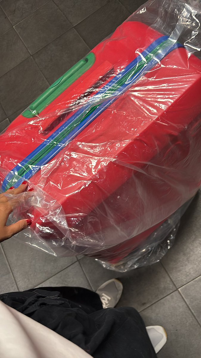 ceterisparlbus's tweet photo. Wts jual koper benetton 28inch merah Rp1.5 jt masih baruuuuuu. Alasan jual: kegedean
Bisa shopee 
#zonauang https://t.co/v7TzLQPbio