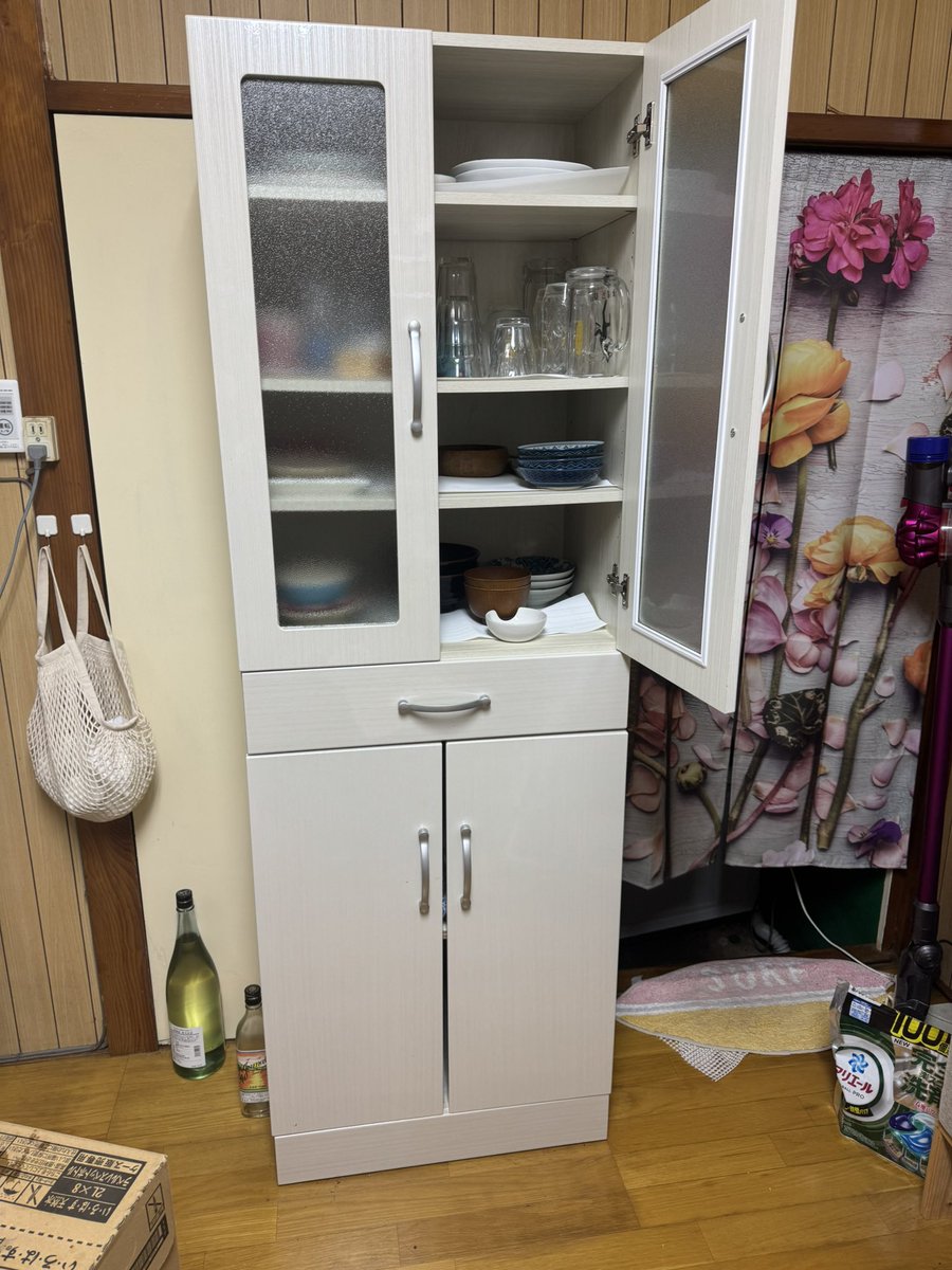 maiseisay's tweet photo. 島限定！
この食器棚欲しい方いませんかー？
使用期間3年くらい！
綺麗な方だと思います！
5/24引越しなので、できればすぐに引き取りに来れる方！ https://t.co/VtV0OkKIMg