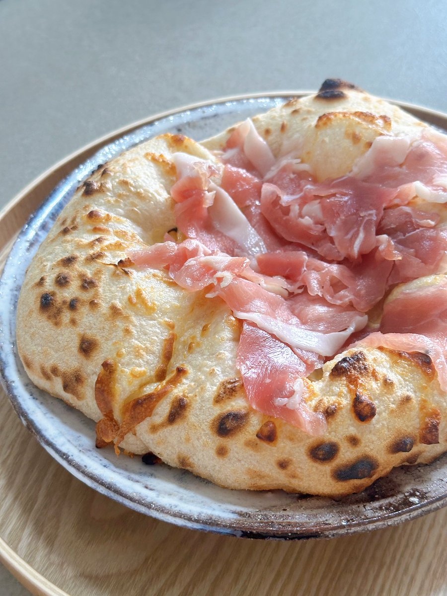 X2N_'s tweet photo. ピザ焼きました。
生ハムのピザ
生ハムで見えないですが、生ハムの下にチーズ、その下に炒めたタマネギとおろしニンニク+オリーブオイルのソースを敷いてます
食べてみるとニンニクのパンチと生ハムのスモーク感で口の中がとてもハッピー
かなりふわふわに焼けたので断面も撮りました
美味 30 https://t.co/ZqXnHLeQxg