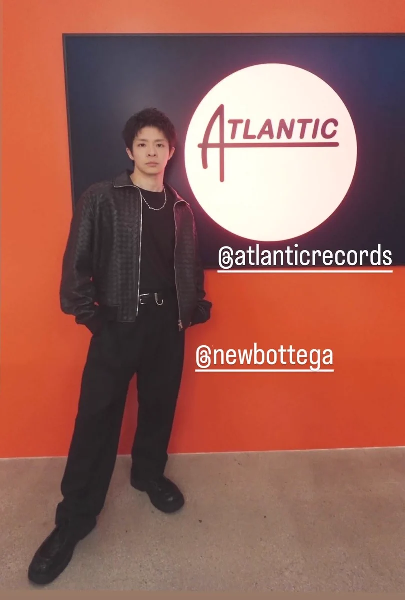 岸優太、Atlantic Records前でBottega Veneta姿をInstagramストーリーに
