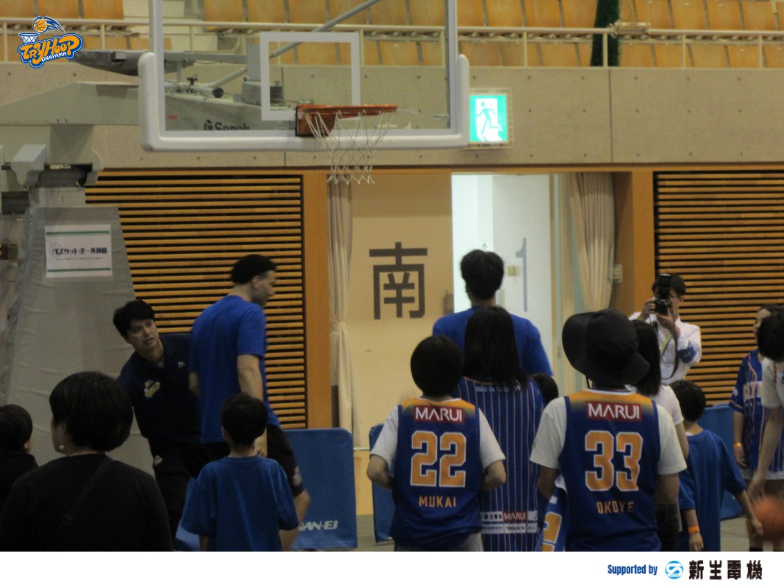tryhoop_okayama's tweet photo. 🌞みんなが見た景色📸
Photo by #JoshScott 📸(@J40Scott )
ファン感謝祭中の選手の様子を撮ってくれました🏀
次の投稿では、ジョシュカメラマンが撮影した
来場された皆さまの笑顔写真をお届けいたします💌
#トライフープ岡山 #みんながみた景色 https://t.co/TXOgnOPmKu