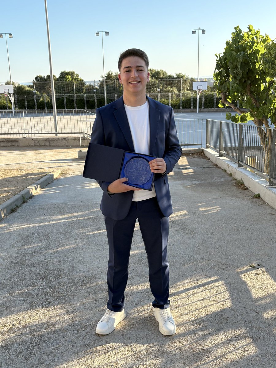 david_coraa's tweet photo. Graduado de Bachillerato con matrícula de honor ☝🏼❤️

Han sido dos cursos muy intensos en los que me ha tocado compaginar mi vida personal, estudios y proyectos de periodismo, pero he sabido llevarlo muy bien.

Muchas gracias a mi familia, amigos y aquellos que me apoyan! 🫡 https://t.co/cawLT7YRXk