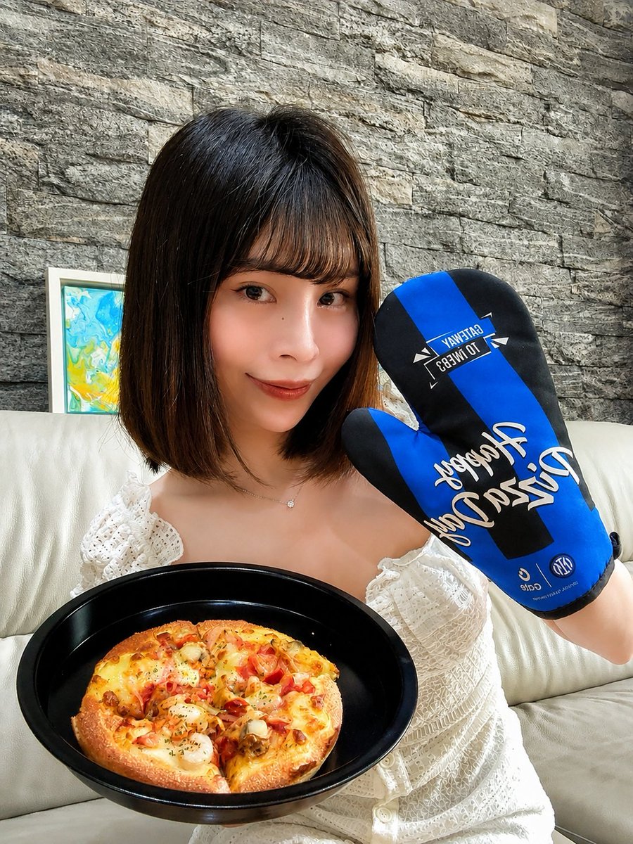 Gate_Leisel's tweet photo. 币圈人专属的节日比特币披萨节终于来啦🍕!
Leisel今天美美炫上了热腾腾的拉丝大饼,卡路里额度已献给信仰!
祝我所有的 @GateVIP_zh VIP们大饼节快乐!🎉
对着披萨许个愿:手里的筹码千万要稳稳拿住,坚决不当当年10000个BTC点外卖的大冤种咯~🤪🚀
#GatePizzaDay #GateVIP https://t.co/IoBhgkzEpa