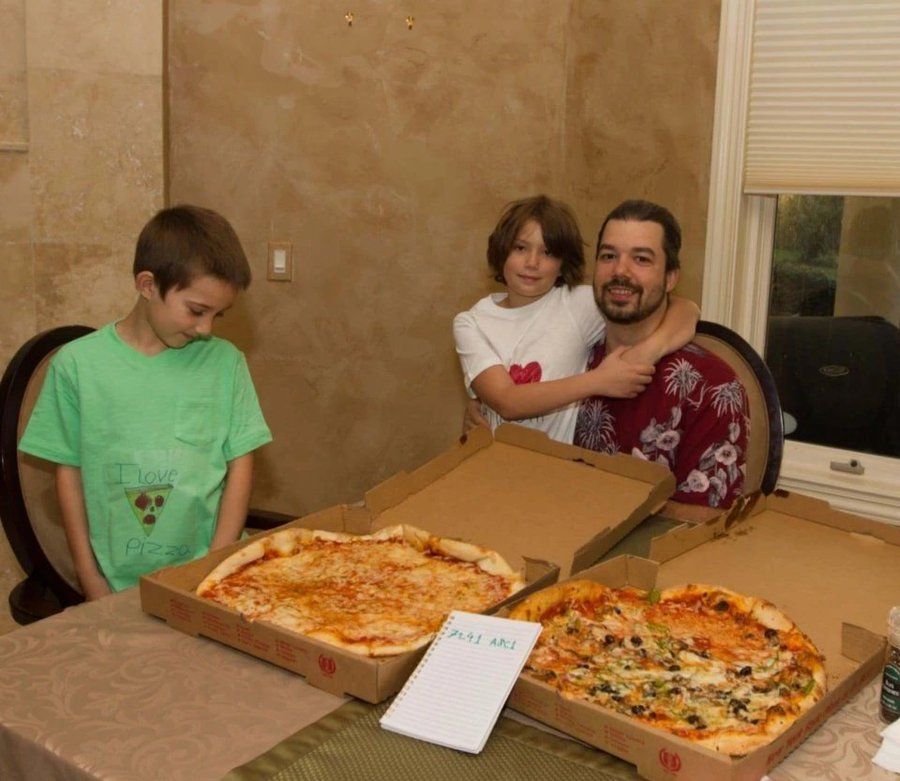 cryptorover's tweet photo. 16 years ago, Laszlo Hanyecz bought 2 pizzas for 10,000 Bitcoin.

Today, that Bitcoin is worth over $774 MILLION. 

Happy Bitcoin Pizza Day 🍕 https://t.co/5dM9tE0rPd