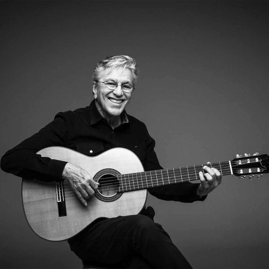 ankorinclan's tweet photo. Dijo una vez Caetano Veloso: "La canción perfecta es la que al terminar te hace desear que no terminara nunca."

Caetano Veloso lleva más de cincuenta años construyendo esas canciones. El tropicalismo brasileño que fundó en los años 60 mezcló la bossa nova con el rock, la poesía concreta con el bolero, lo culto con lo popular. Fue censurado por la dictadura brasileña y exiliado en Londres. Volvió. Siguió.

Hay canciones que cuando terminan dejan un silencio especial. No el silencio del vacío, sino el de la plenitud. El de algo que estaba y ahora ya no está pero que dejó marca.

Eso es lo que busca el arte en su mejor versión: que su ausencia se sienta.