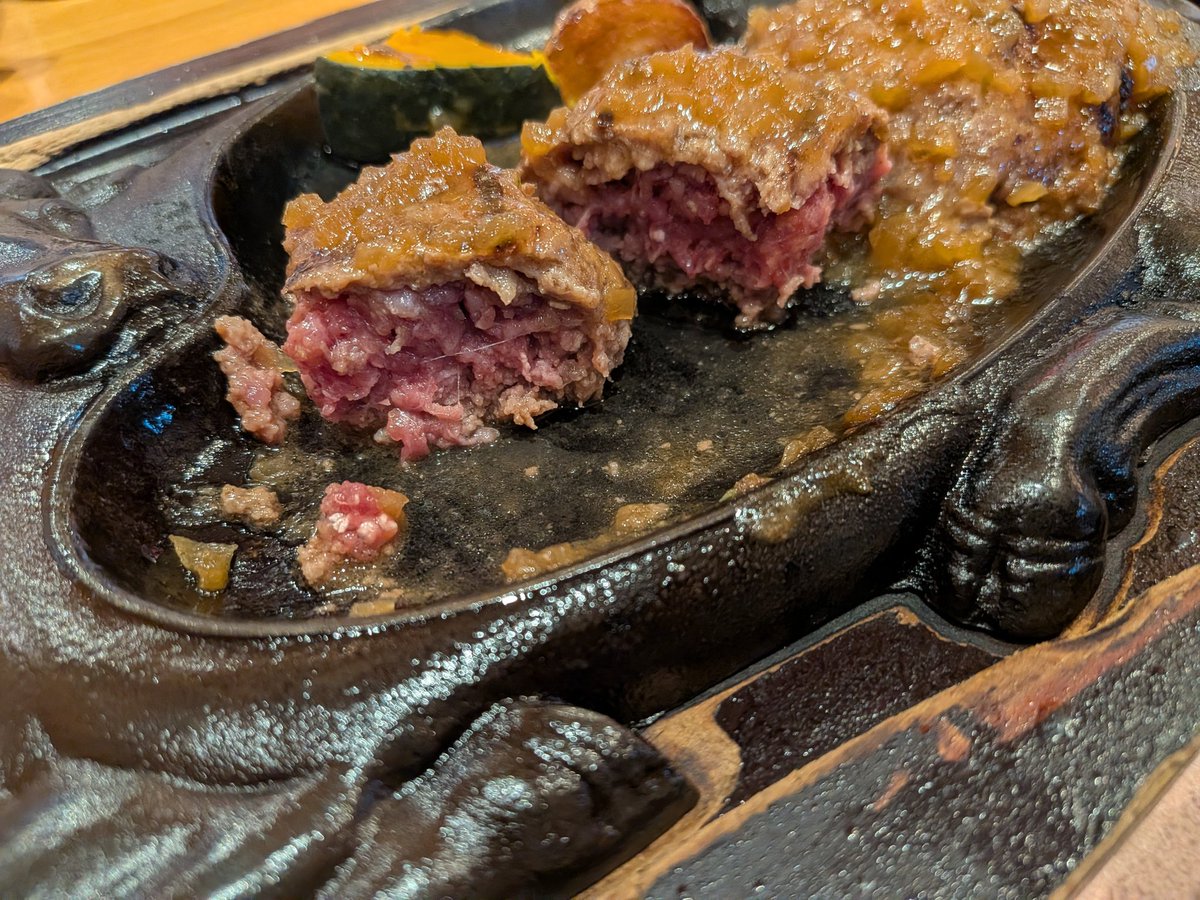 Olg710m's tweet photo. 静岡上陸🚙 前に食べ損ねた「さわやか」げんこつハンバーグ🥩とステーキ🥩
コレは平日16時でも並んでるの解る😋 https://t.co/VmMEHowTH9