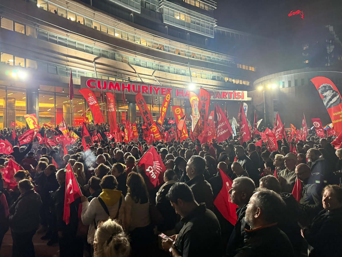 veligunduzsahin's tweet photo. Cumhuriyet Halk Partimize yönelik alınan “Mutlak Butlan” kararı; hukukun üstünlüğü ilkesi ile bağdaşmamaktadır. Karar siyasi partiler kanununa da aykırıdır.

Demokrasinin temeli millet iradesidir. Seçim sandığında başarılı olamayanların, tartışmalı yargı kararlarına sığınmaları demokratik hukuk devleti ilkesi ile de bağdaşamaz.

Cumhuriyetimizin kurucu partisi CHP, dün olduğu gibi bugün de hukuk devletinin, adaletin ve halk iradesinin yanında durmaya devam edecektir. 

Hiç kimsenin şüphesi olmasın; bu ülkenin demokratik değerlerini savunmaktan bir adım geri atmayacağız. Hukuku çiğneyenlerle değil, hukukun üstünlüğü mücadelesi verenlerle bunun bayrağını taşıyan Genel Başkanımız Sayın @eczozgurozel ve çalışma arkadaşları ile yola devam edeceğiz.

@herkesicinCHP