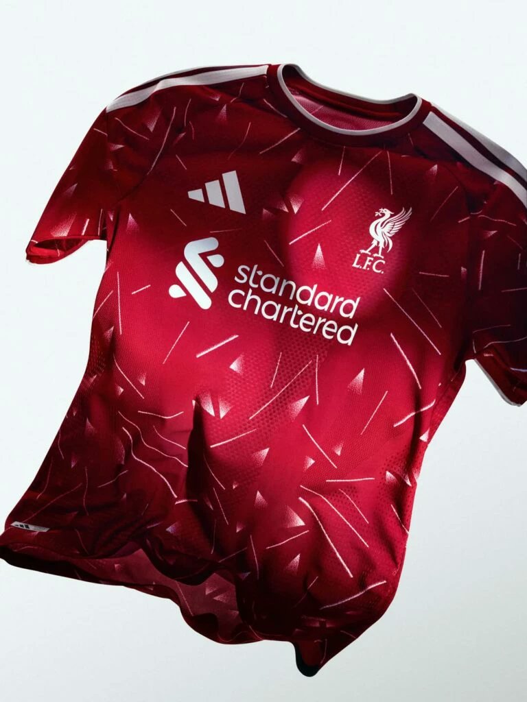 FootAndLoot's tweet photo. 🔥 Le nouveau maillot domicile de Liverpool FC pour la saison 2026/2027 est enfin là !
Signé adidas, ce retour aux trois bandes fait déjà énormément parler 👀🔴
les Reds frappent fort pour cette nouvelle ère à Anfield ⚽✨

https://t.co/gsOfJwPnjm https://t.co/VscSj0hTnL