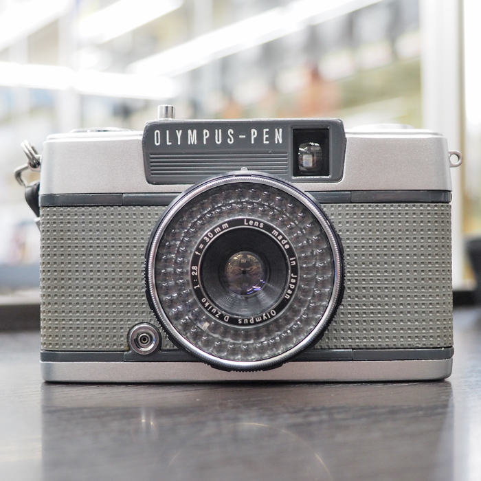 champcamera's tweet photo. OLYMPUS PEN EES-2(整備済)¥25,000 by #たまプラーザ 店
EESに比べ、フィルム装填の際に裏ブタを取り外すのではなく開閉式になり、他にもISO400まで対応、ゾーンフォーカスのゾーンが3段階から4段階に増えていて、初めての方でも使いやすくなっています!
#フィルムカメラ #PENEES2 #田園都市線
https://t.co/262e3Zyr9E
