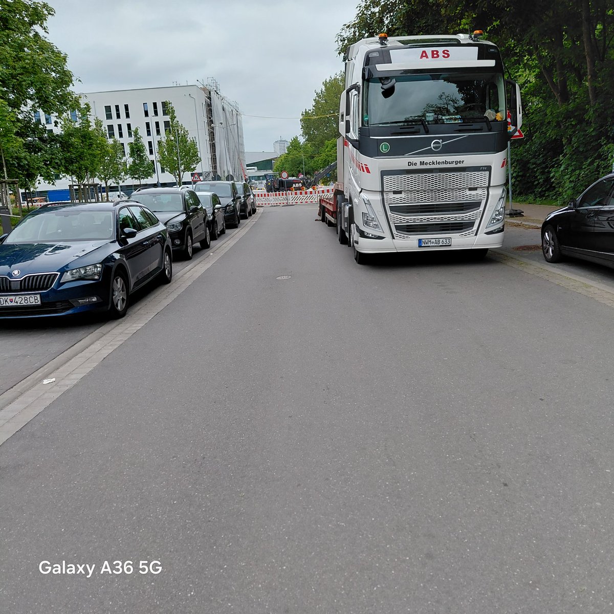 holger_kruger's tweet photo. || Baustelle Rostock, 4 Seitenfotografie aller Passanten || Celine ^ Holger || Ajaccio ˆ Hamburg || France ^ Allemagne || 22. Mai 2026 || 10h16 MESZ || H | X | J || #hamburgart || #lübeckart || #bremenart ||
---

{i. A. Von Die Heimat!ˆScientologie N. Y.}

Freie Presse [... Ohne Redaktion... Ohne Zensur.! ]
---

{VetternwirtschaFTEN in Deutschland am Bsp. Hamburgs sind erheblich störende Probleme für Arbeit, Gesundheit und Gesellschaft.!}
---

Werbepartner:
https://t.co/AF3IlqTFOD
https://t.co/VQJol5lPSx
https://t.co/IStqHGE7y4