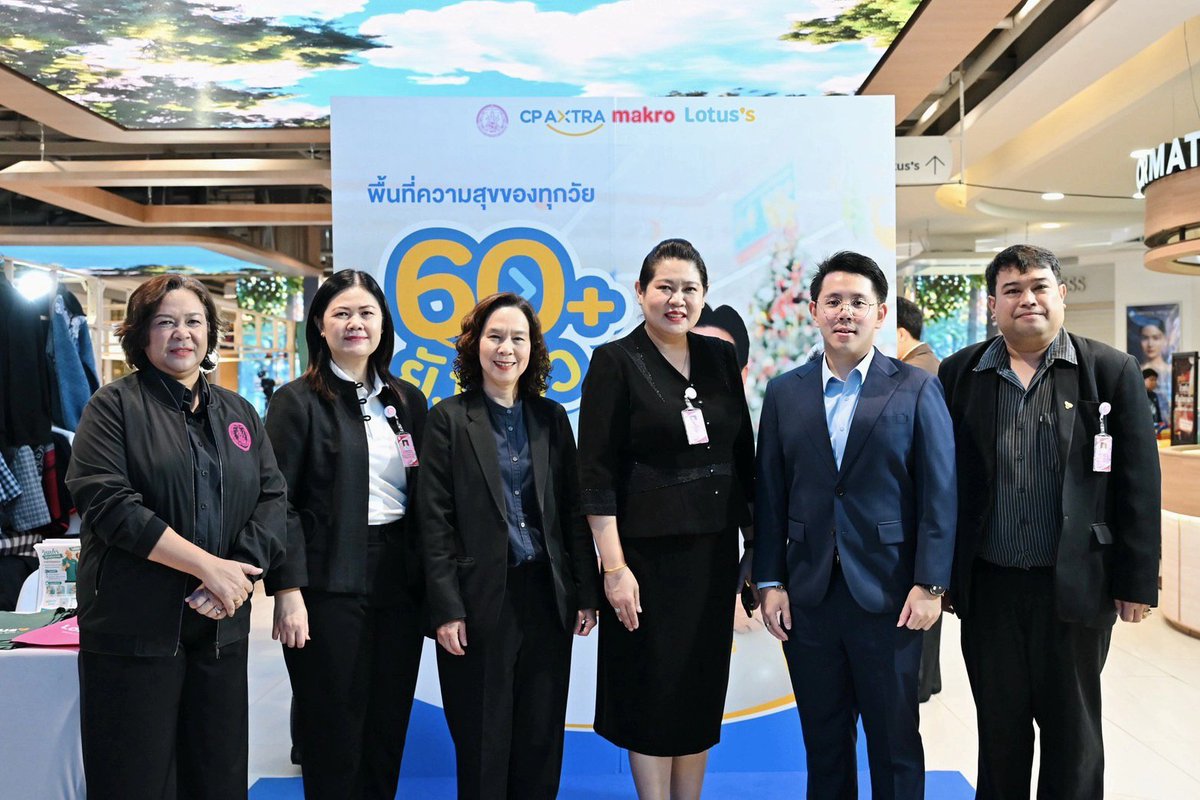 PichGood's tweet photo. วันนี้ผมได้เข้าร่วมงานเปิด “โครงการ 60 ยังแจ๋ว CLUB” ที่โลตัส สาขาบางนา ครับ ในฐานะทีมงานของที่ปรึกษา รมว.พม. และในฐานะอดีตผู้สมัคร สส.บัญชีรายชื่อ ที่เป็นคนสมุทรปราการ ผมรู้สึกยินดีมากๆ ที่ได้เห็นโครงการนำร่องเรื่องการสร้างอาชีพในกลุ่มผู้สูงอายุในพื้นที่จังหวัดสมุทรปราการ

​ปัจจุบันประเทศเราเข้าสู่สังคมผู้สูงอายุอย่างสมบูรณ์แล้ว  แต่ข้อมูลที่น่าสนใจคือ ผู้สูงอายุกว่า 90% ยังเป็นกลุ่มที่ ‘ติดสังคม’ มีพลัง มีประสบการณ์ และมีศักยภาพเต็มเปี่ยม พร้อมทำงานในหลากหลายมิติ 

ดังนั้น ​พม.ภายใต้การนำของ รมว. ป๊อป (ท่านนิกร โสมกลาง) จึงได้ มุ่งมั่นที่จะเปลี่ยนบทบาทจากแค่ “ผู้ให้ความช่วยเหลือ” มาเป็น “ผู้สร้างโอกาส” เพื่อให้คนทุกช่วงวัยสามารถพึ่งพาตัวเองได้อย่างมีคุณค่า การที่ พม. จับมือกับ ซีพี แอ็กซ์ตร้า ในวันนี้ คือข้อพิสูจน์ที่ชัดเจนว่า “อายุเป็นเพียงตัวเลข” และพี่ๆ วัยเก๋ายังเป็นกลไกสำคัญในการขับเคลื่อนเศรษฐกิจของประเทศ อย่างแน่นอนครับ