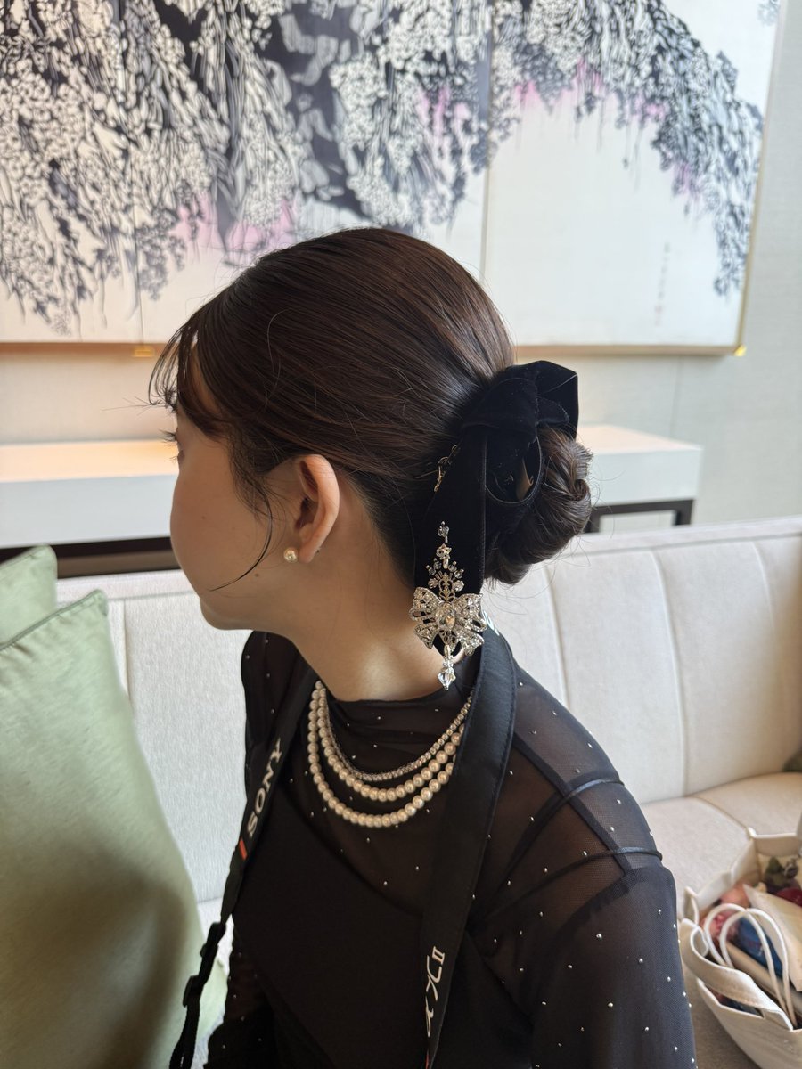malooonee's tweet photo. タナカダイスケのリボン、結婚式の後しまいこんでたけど黒ドレスに合わせたら可愛かった〜🎀
ビジューのリボンを1つお団子の中にしまってもらったら、ちょっとシンプルになって使いやすかった！ https://t.co/ryWpLUJwTB