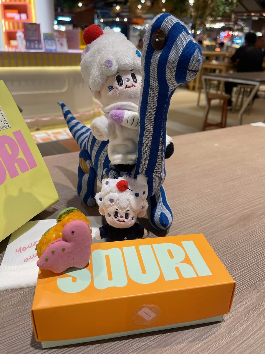 sundaejune's tweet photo. พาเด็กจิ๋วมาดูไดโนเสาร์ก่อนเปิดเทอม 🐱🦖💙 ไดโนเสาร์มันกิมได้มะคับยายยาย

#NILKNHAKE https://t.co/eDAbCQYY32