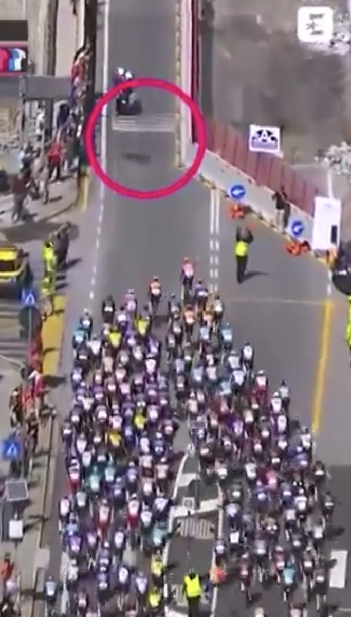 Lujimmix's tweet photo. Poco les pasa…De tres carriles a uno con casi 200 corredores a toda pastilla.  #GirodItalia https://t.co/3MAxPcN0Ya