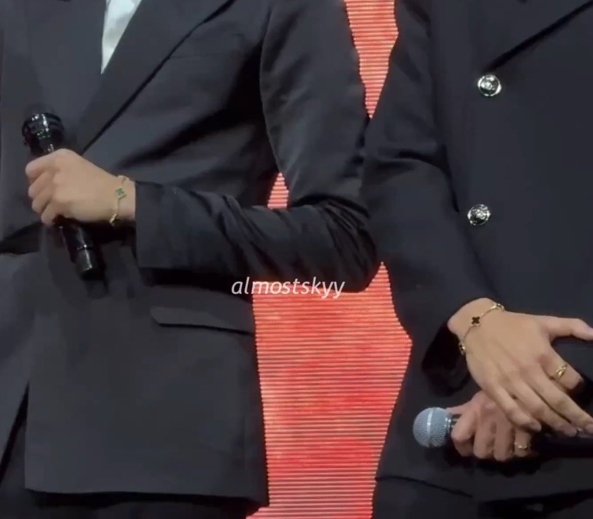 JossGawin_BOL's tweet photo. They're wearing their matching bracelets 😭

JOSSGAWIN ROOKIE RACE
#LOLFanFest2026D1
#JossGawin https://t.co/4tRrdF20AF