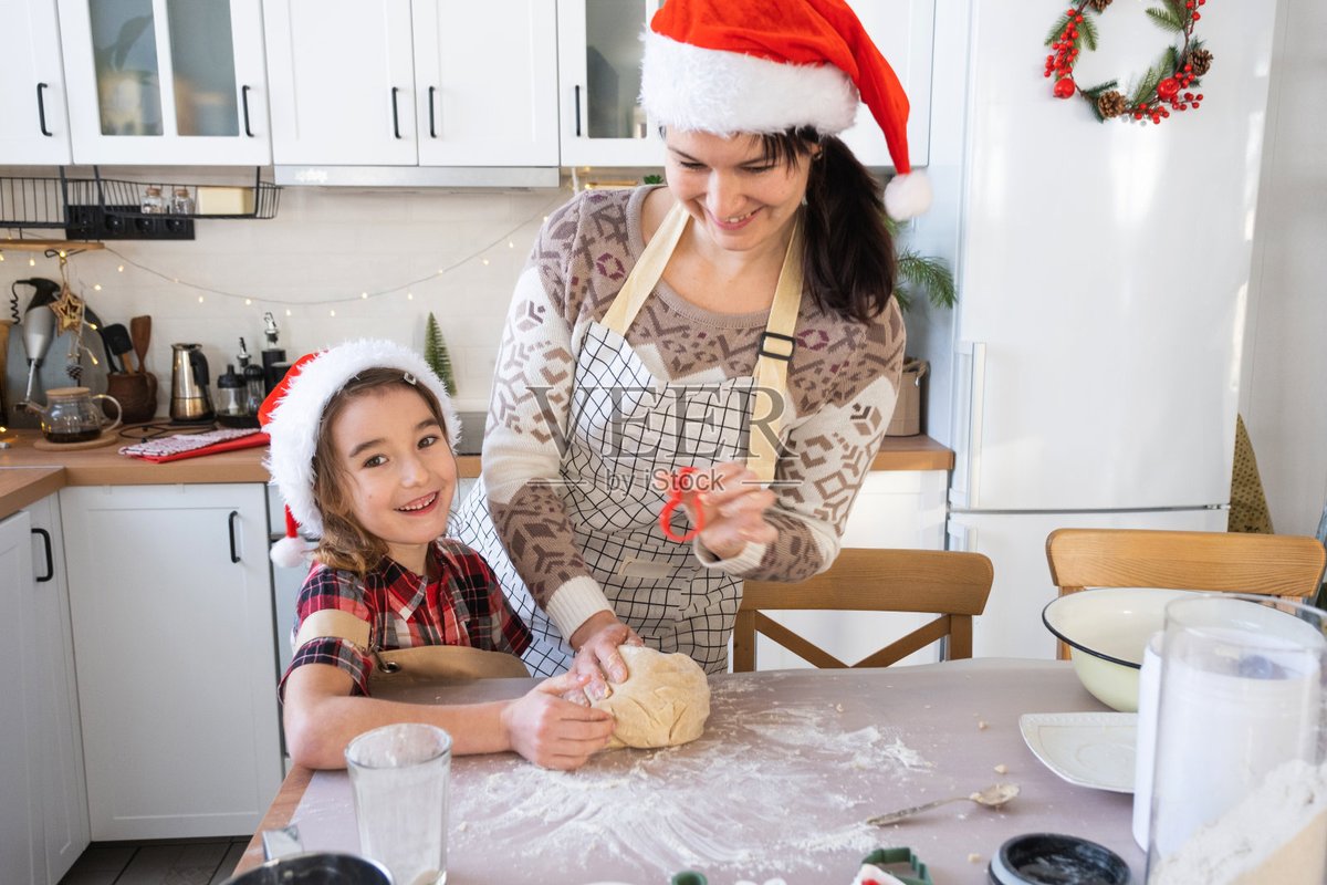FuturekingK's tweet photo. Little chef u0026 little baker today! 30 mins of mixing, sprinkling u0026 laughing = my favorite weekend memory  #FamilyFunTime https://t.co/G6iQiO5Kld