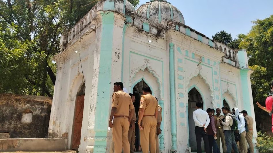 aajtak's tweet photo. लखनऊ के मलिहाबाद में हाई अलर्ट: राजा कंसा पासी का किला, महादेव मंदिर का दावा और जुमे की नमाज; इलाके में फोर्स तैनात

उत्तर प्रदेश की राजधानी लखनऊ के मलिहाबाद में ऐतिहासिक राजा कंसा पासी किले को लेकर विवाद गहरा गया है. पासी समाज द्वारा किले में जुम्मे की नमाज का विरोध करने और प्रदर्शन के ऐलान के बाद प्रशासन अलर्ट मोड पर है और सुरक्षा के कड़े इंतजाम किए गए हैं. 

पूरी ख़बर: https://t.co/iosfJgJD0e

#Lucknow #MalihabadOnHighAlert #UttarPradesh | @ashishaajtak