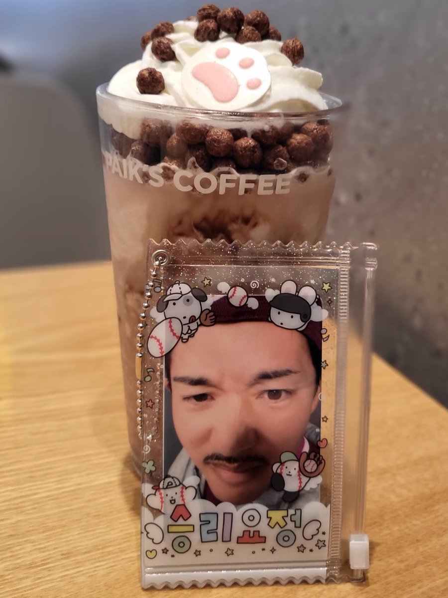 Woomu_kki_27's tweet photo. 용큐포카 뽑았는데 이거 6천원이나 해;;
근데 진짜 압도적으로 황당하게 생김 마음에 든다 https://t.co/mUoRzfFDtP